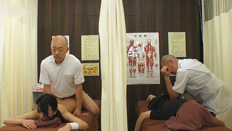 Dẫn bạn gái đi mát-xa rồi bị làm tình cạnh bên mà không hề hay biết