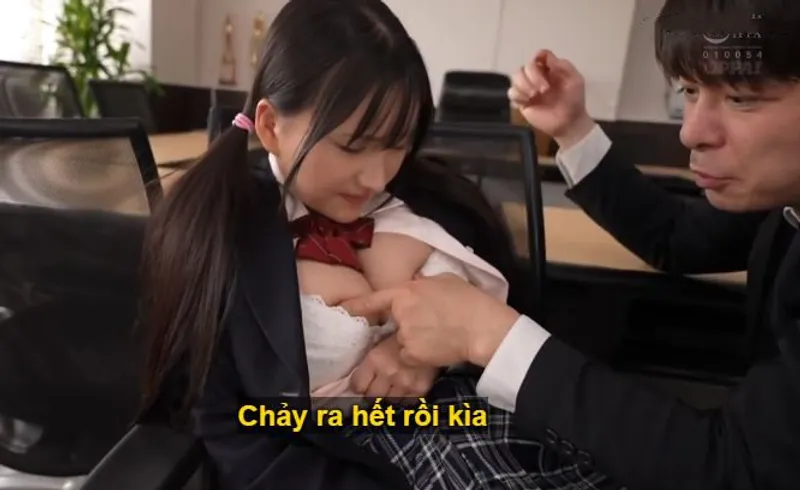 Ba năm trời, thầy giáo rèn luyện nữ sinh ngực khủng thành "bình đựng tinh"